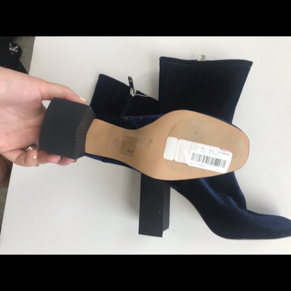 NWT Halston blue velour ribbed block heel booties - Picture 5 of 5